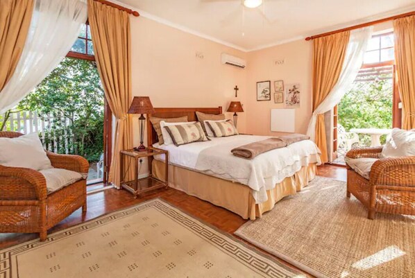 4 bedrooms, desk, iron/ironing board, free WiFi - Cape Dutch Villa with swimming pool, large garden and trampoline (Cape Town)