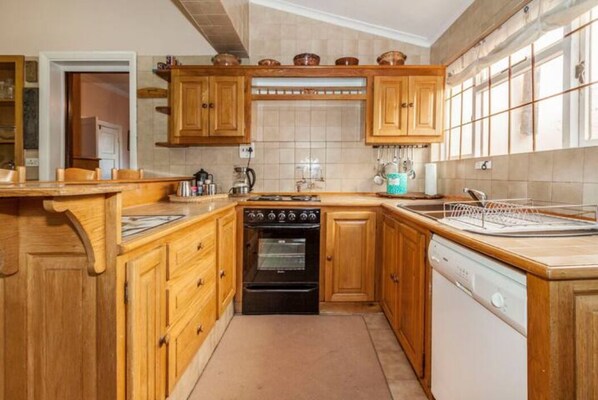 Fridge, microwave, oven, stovetop - Cape Dutch Villa with swimming pool, large garden and trampoline (Cape Town)