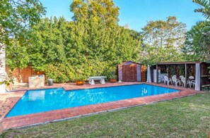 Outdoor pool - Cape Dutch Villa with swimming pool, large garden and trampoline (Cape Town)