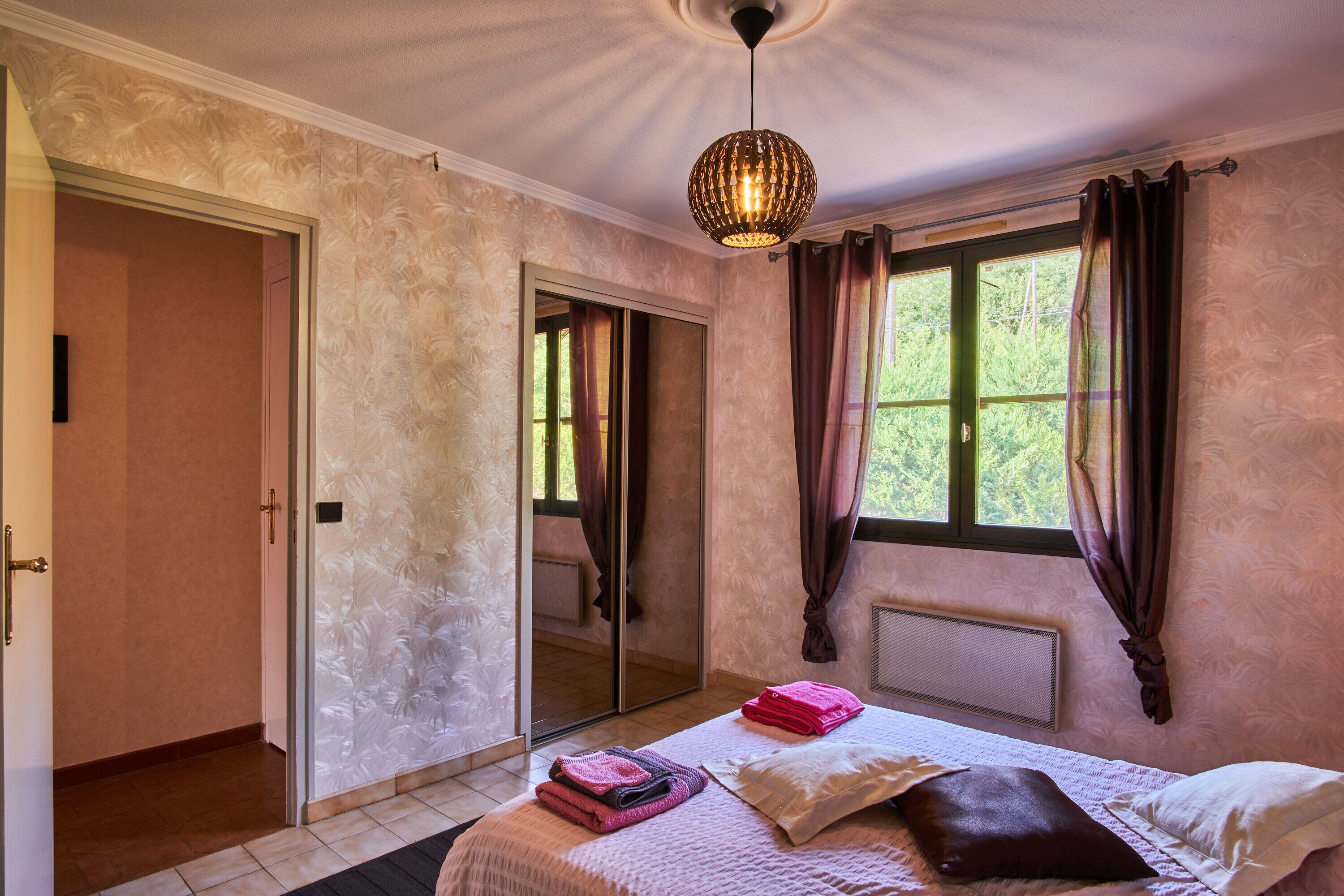 3 chambres, fer et planche à repasser, Wi-Fi gratuit, draps fournis