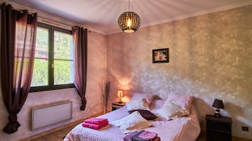 3 slaapkamers, een strijkplank/strijkijzer, gratis wifi, beddengoed