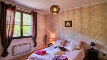 3 chambres, fer et planche à repasser, Wi-Fi gratuit, draps fournis