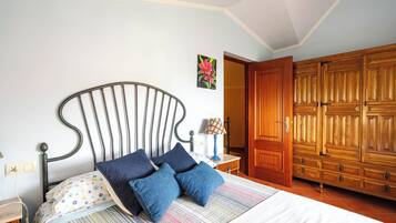 3 bedrooms, iron/ironing board, free WiFi, bed sheets