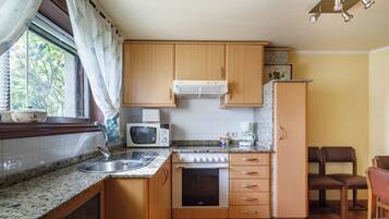 Een koelkast, een magnetron, een oven, een kookplaat