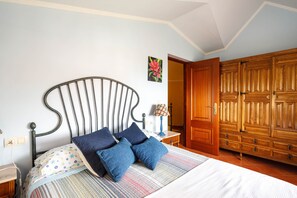 3 bedrooms, iron/ironing board, free WiFi, bed sheets