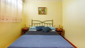 1 habitación, tabla de planchar con plancha, wifi gratis y ropa de cama