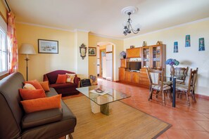 TV - "Apartamento con jardin en un chale" with Mountain View, Wi-Fi, Garden & Terrace (Bueu)