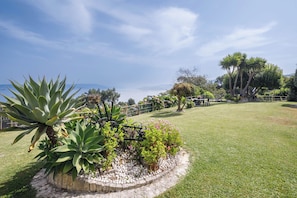 Property grounds - "Apartamento con jardin en un chale" with Mountain View, Wi-Fi, Garden & Terrace (Bueu)