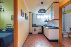 1 habitación, tabla de planchar con plancha, wifi gratis y ropa de cama 