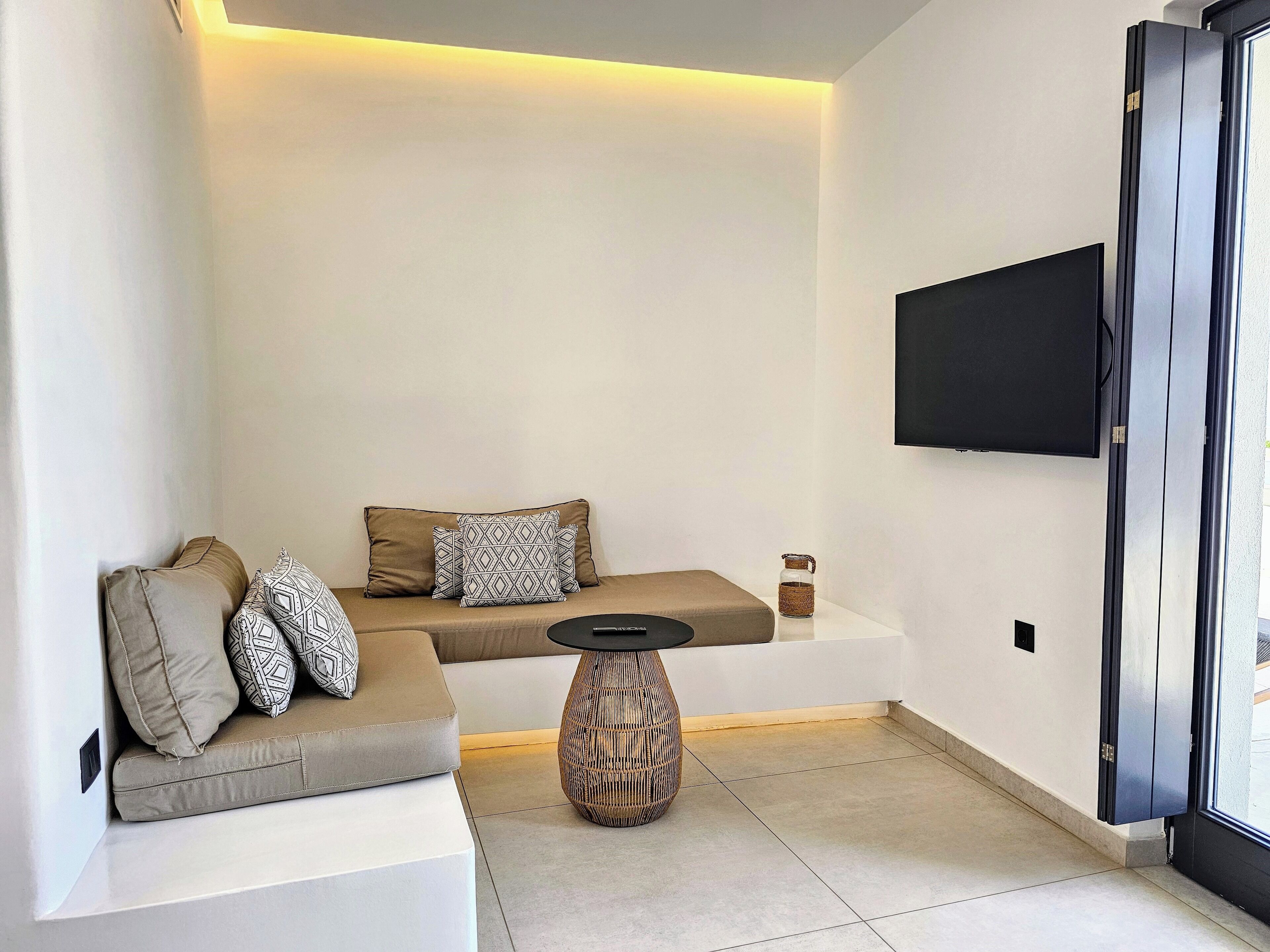 Photo - myLithos Suites