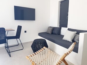 Suite Studio Confort | Coin séjour | TV connectée de 43 pouces avec chaînes par satellite, télévision