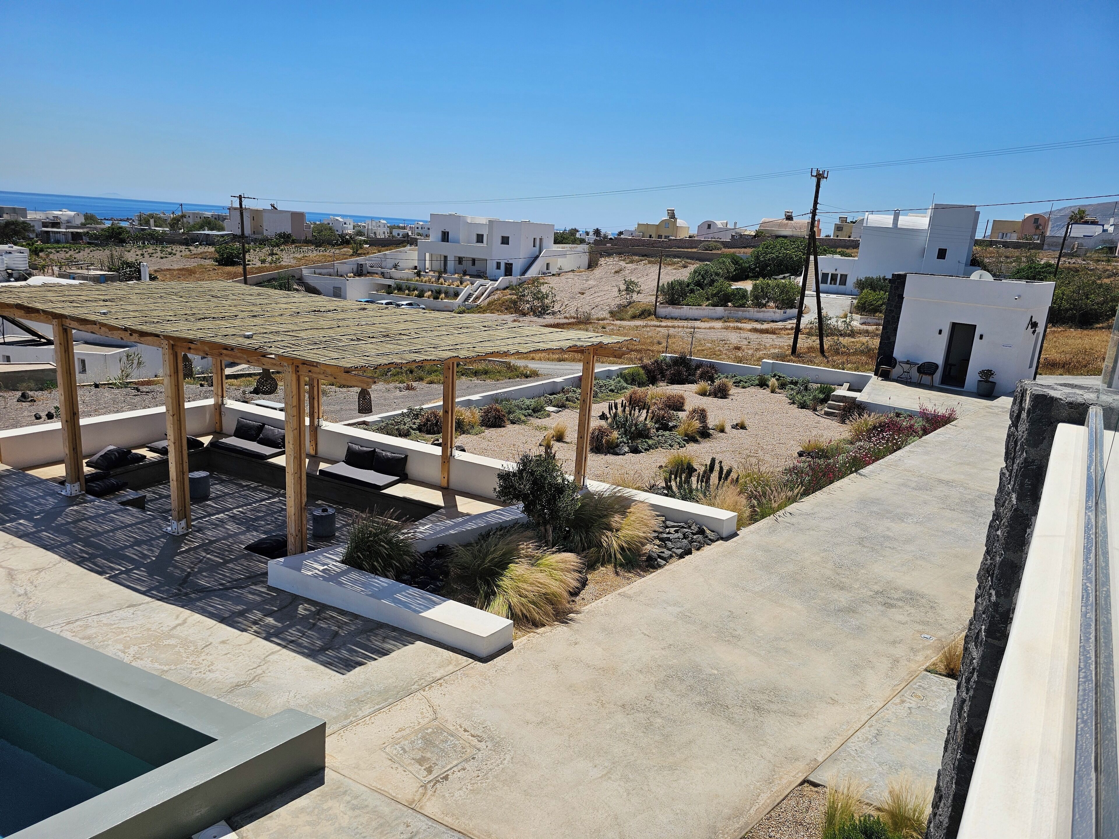 Een dakterras met een pergola, zitgedeelte en een zwembad.