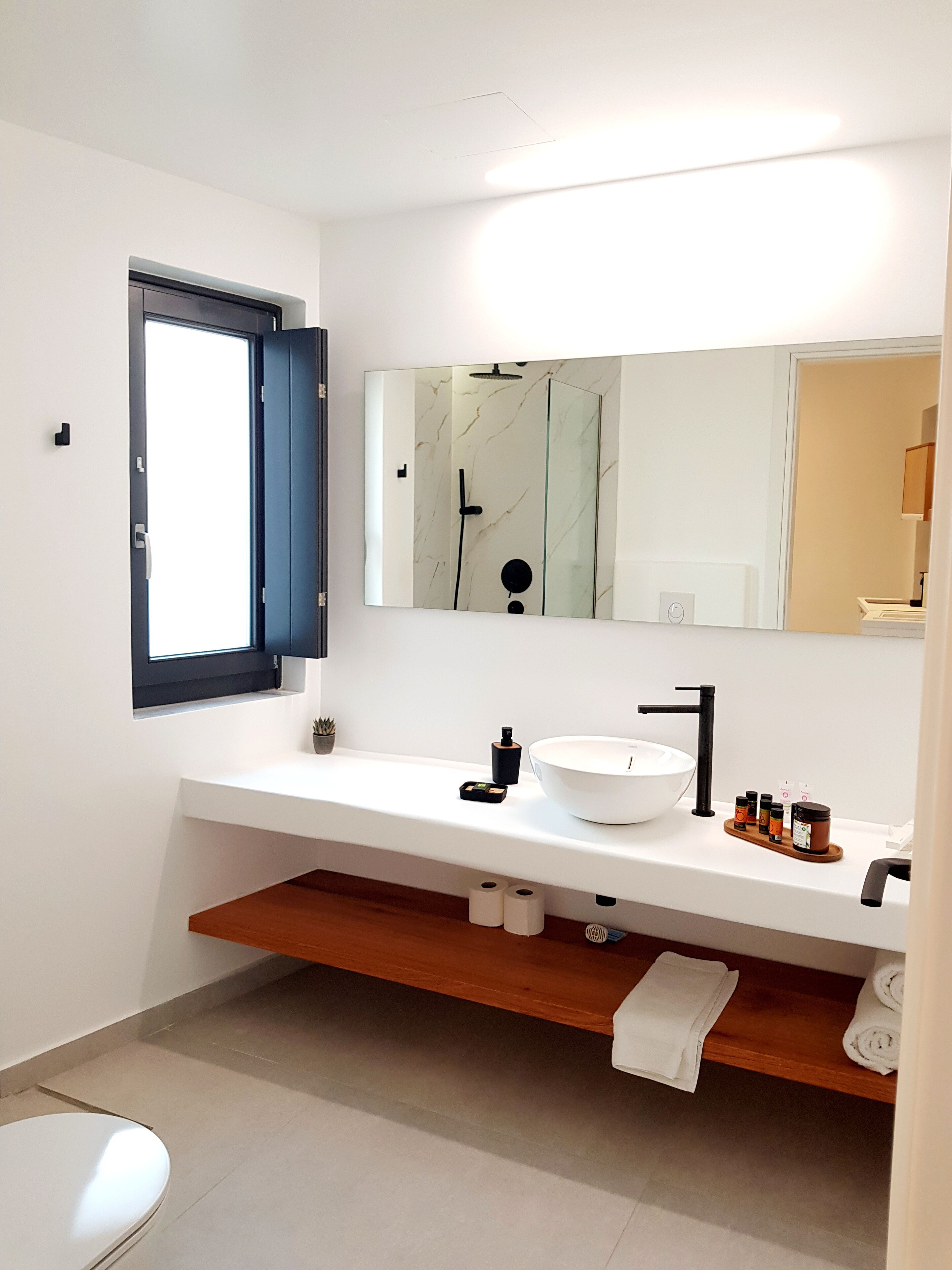 deluxe apartment | bathroom | shower, rainfall showerhead, hair dryer, slippers