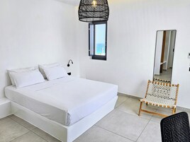 Suite estudio junior | Ropa de cama de alta calidad, caja fuerte, cortinas opacas