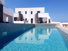 Una piscina al aire libre de temporada