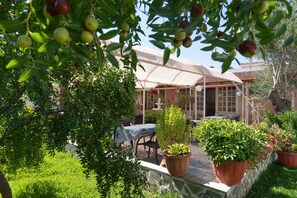 Outdoor dining - Apartment Dora Pagoi 1 with Mountain View, Shared Garden & Wi-Fi (Kerkyra)