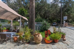 Outdoor dining - Apartment Dora Pagoi 1 with Mountain View, Shared Garden & Wi-Fi (Kerkyra)