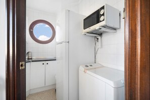 Een koelkast, een magnetron, een kookplaat