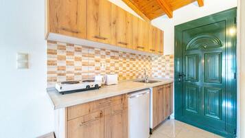 Coffee/tea maker, fridge, microwave, stovetop