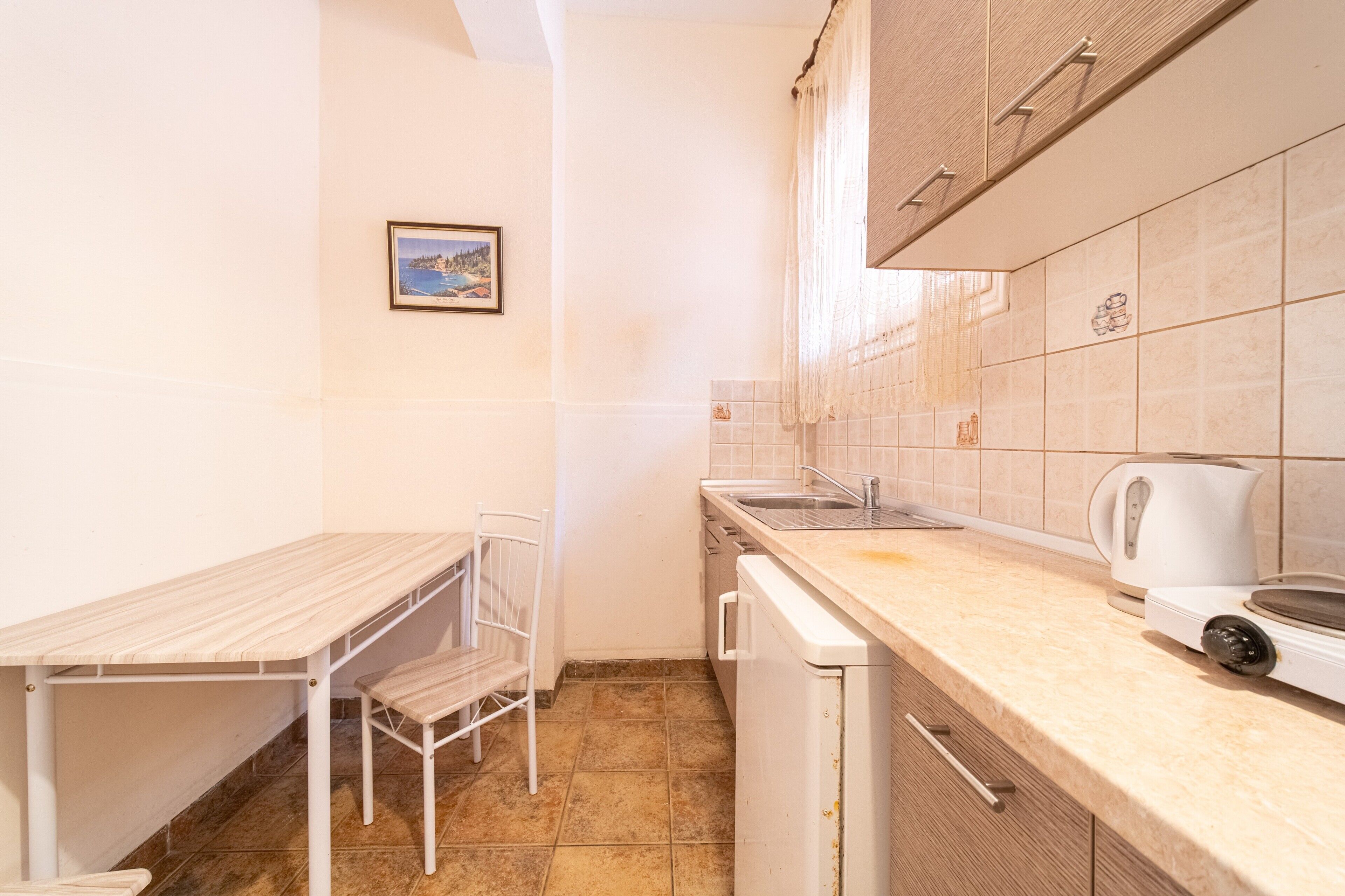 Fridge, microwave, stovetop, coffee/tea maker