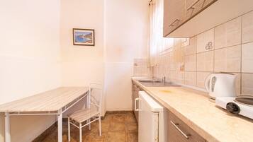 Fridge, microwave, stovetop, coffee/tea maker