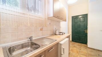 Fridge, microwave, stovetop, coffee/tea maker