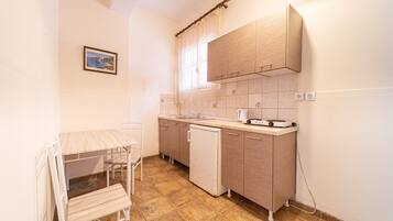 Fridge, microwave, stovetop, coffee/tea maker