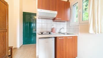 Jääkaappi, liesi, vedenkeitin, syöttötuoli