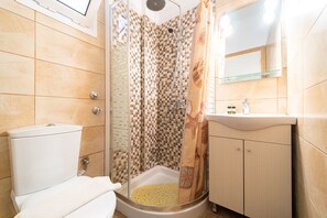 Regadera, amenidades de baño gratuitas, secadora de cabello, toallas