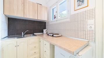 Coffee/tea maker, fridge, microwave, stovetop