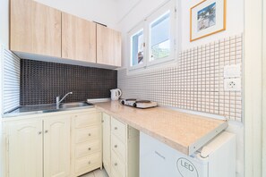 Fridge, microwave, stovetop, coffee/tea maker