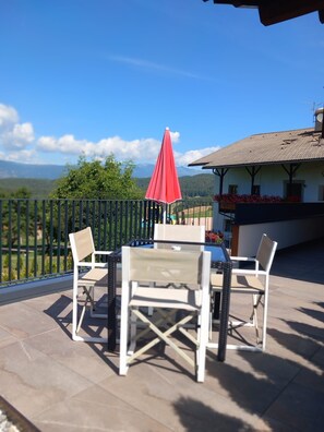 Outdoor dining - Apartment Ladinser Hof Sternenhimmel with Mountain View & Private Terrace (Kastelruth)