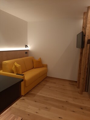 TV, tavolo da ping pong