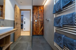 Dusche, Haartrockner, Handtücher