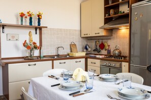 Fridge, oven, stovetop, dishwasher