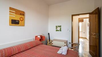 2 Schlafzimmer, Bügeleisen/Bügelbrett, Bettwäsche