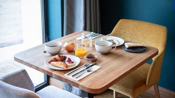 Daily continental breakfast (EUR 12 per person)