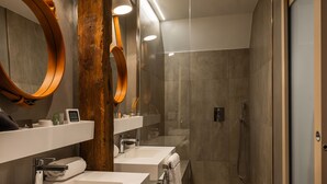 A modern bathroom with a large mirror, two sinks, and a shower area. - Ezia (Montlivault)