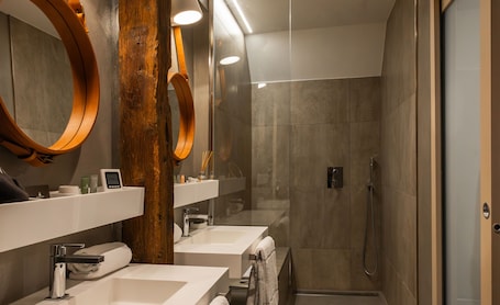 Room (Chambre Cuir) | Bathroom | Hair dryer, towels. Ezia