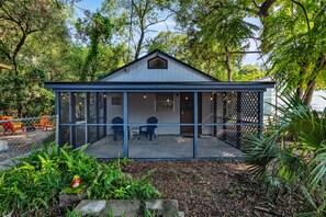 Terrace/patio - Campus Cottage - Quick Walk to UF (Gainesville)