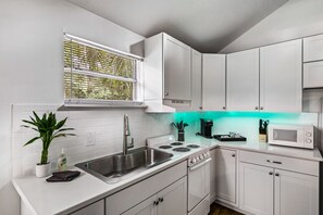 Fridge, microwave, oven, stovetop - Campus Cottage - Quick Walk to UF (Gainesville)