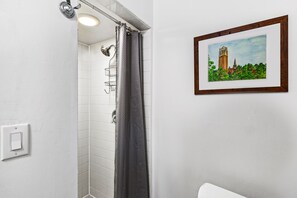 Dusche, Haartrockner, Handtücher, Seife