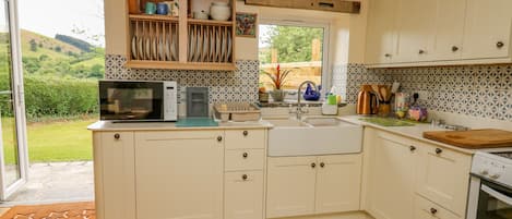 Kühlschrank, Geschirrspüler, Wasserkocher, Kochgeschirr/Geschirr/Besteck
