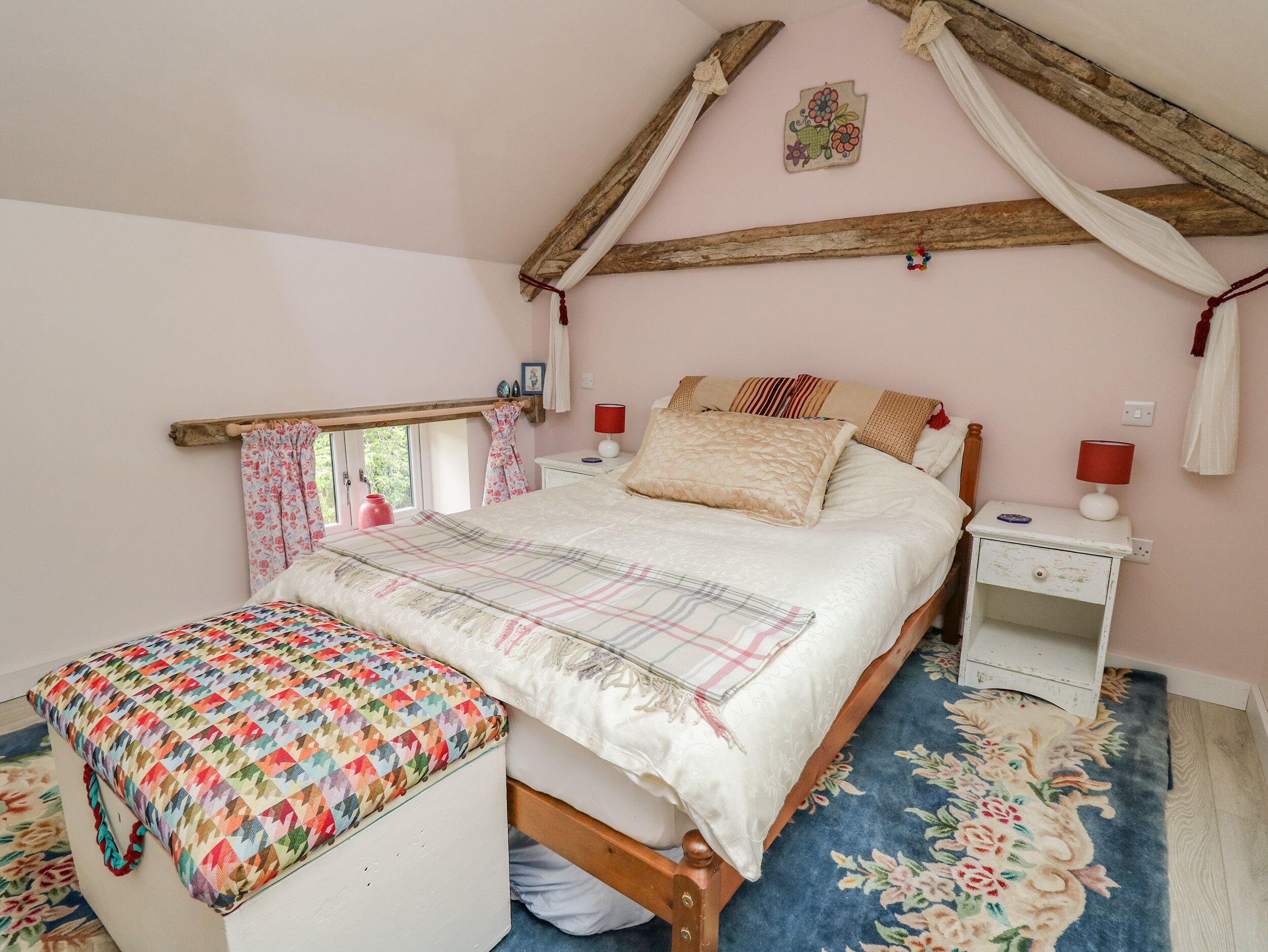 2 bedrooms, individually decorated, individually furnished, free WiFi