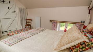 2 Schlafzimmer, individuell dekoriert, individuell eingerichtet