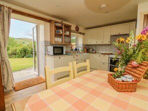 Fridge, dishwasher, electric kettle, cookware/dishes/utensils - Buzzards Breg (Builth Wells)