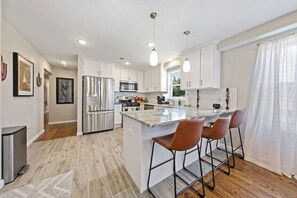 ثلاجة، ميكروويف، فرن، موقد طهي مسطح