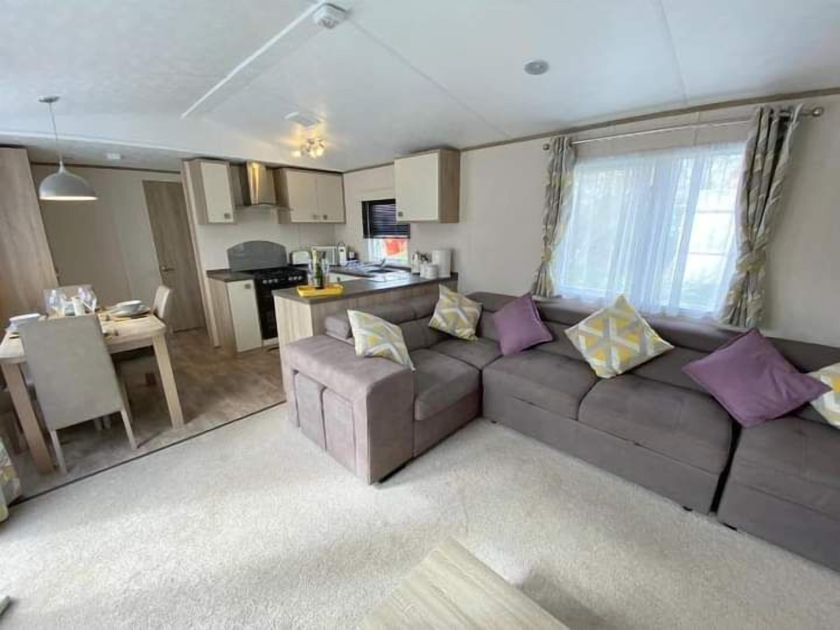 Cabin | Living room | 30-inch TV with cable channels