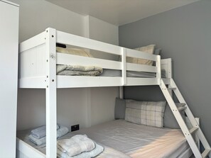 2 bedrooms, iron/ironing board, free WiFi, bed sheets