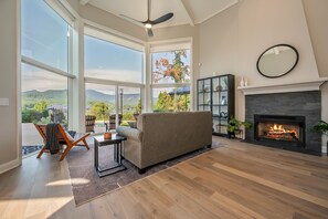 TV, peis, fotballspill og bordtennis